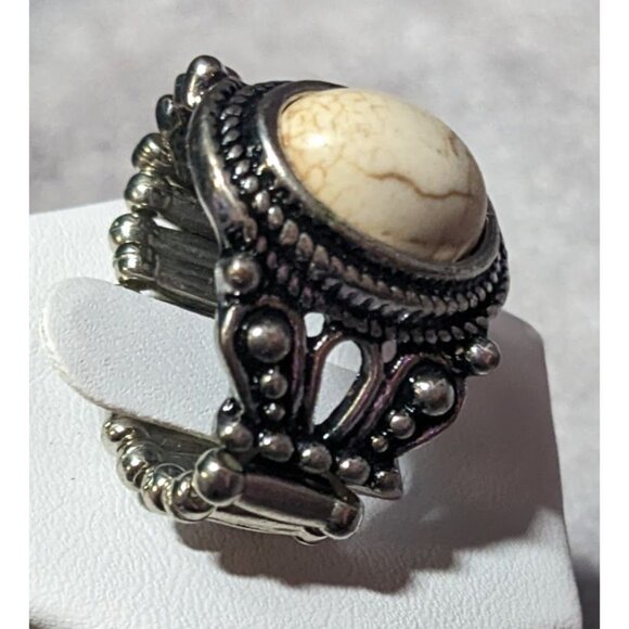Victorian Style Silver Tone Stretch Ring With Marbled White Cabochon Size 7 1/2 - Picture 11 of 16